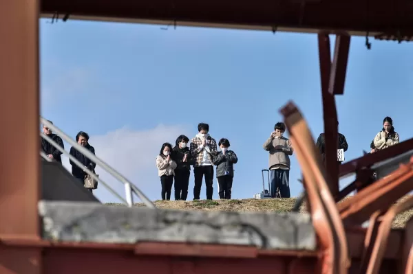 People observe silence during memorial for 2011 earthquake victims